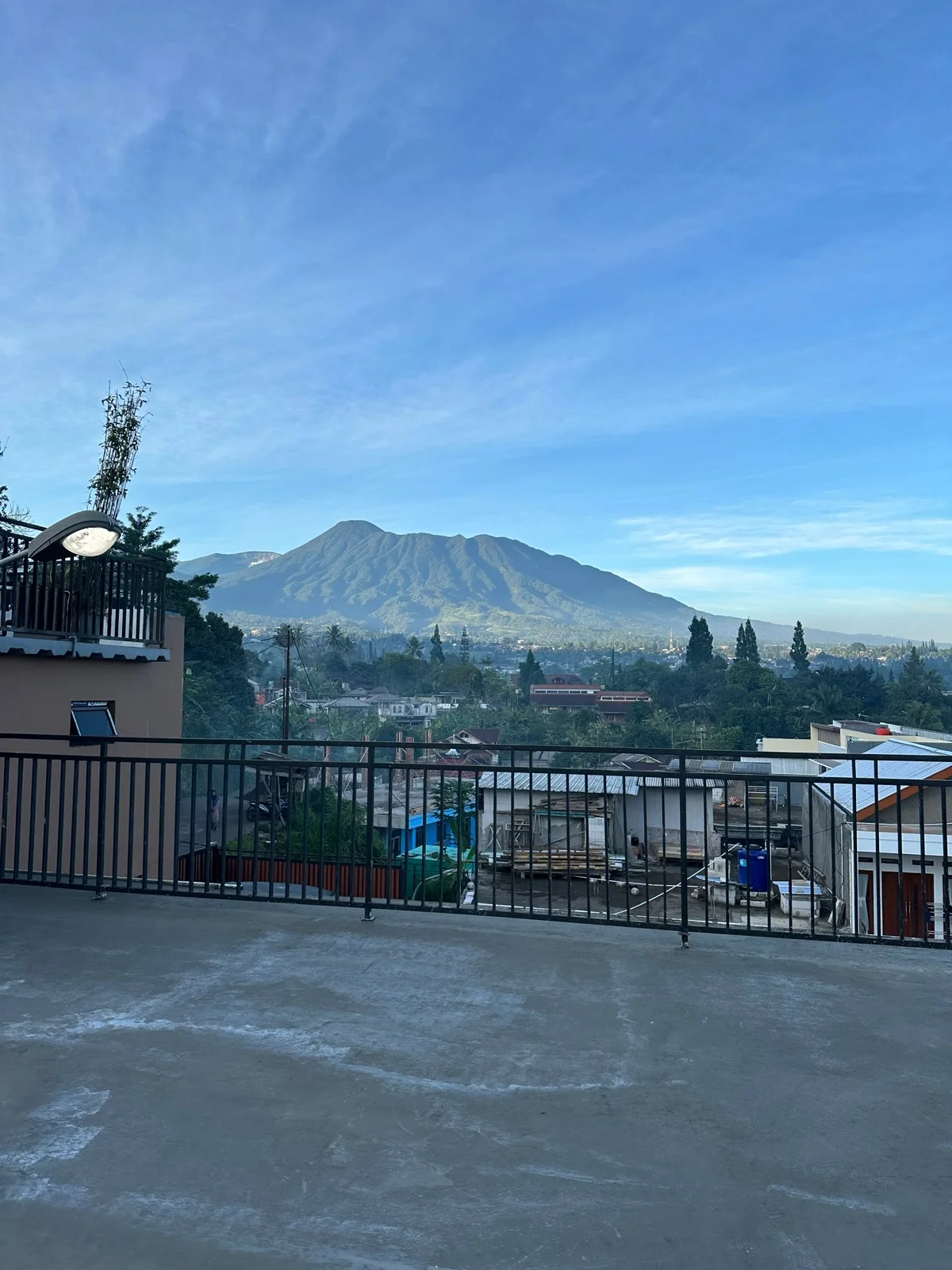 Pemandangan Gunung dari Rooftop Villa Elhafz