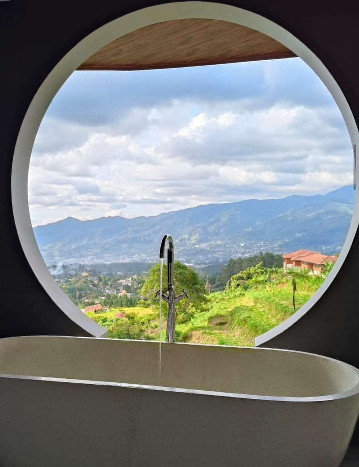 Bathtub Estetik dengan Panorama Bukit Elhafz Hills Safari